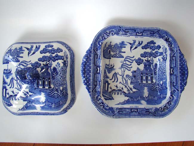 A beautiful 19th century Blue Willow covered serving dish by Ridgway  — image 3